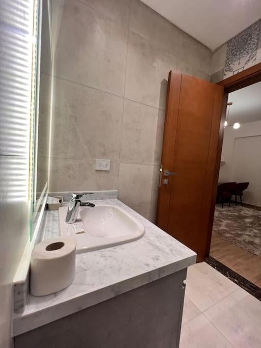 White Palace Served 31 Apartment *