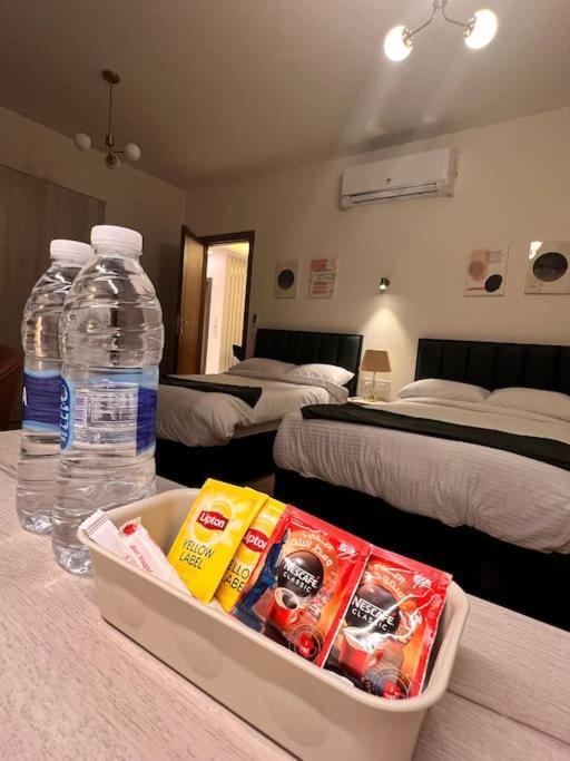White Palace Served 31 Apartment *