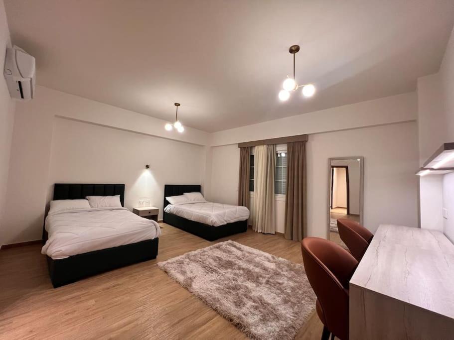 White Palace Served 31 Apartment *