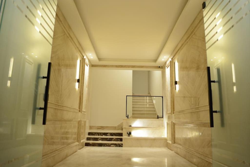 White Palace Served 31 Apartment *